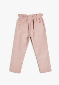 Pantalons en velours côtelé rose avec une taille élastique, dotés de deux poches arrière et d'une texture côtelée verticale sur l'ensemble.