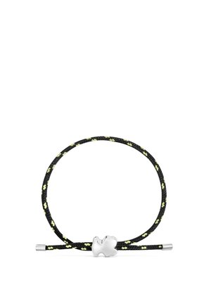 Braccialetto in corda nera intrecciata con chiusura a forma di orso in argento e terminali in argento su sfondo bianco.