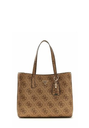 Sac à main marron Guess avec motif logo sur toute la surface, deux bretelles d'épaule, et un porte-clés suspendu avec des accents métalliques.