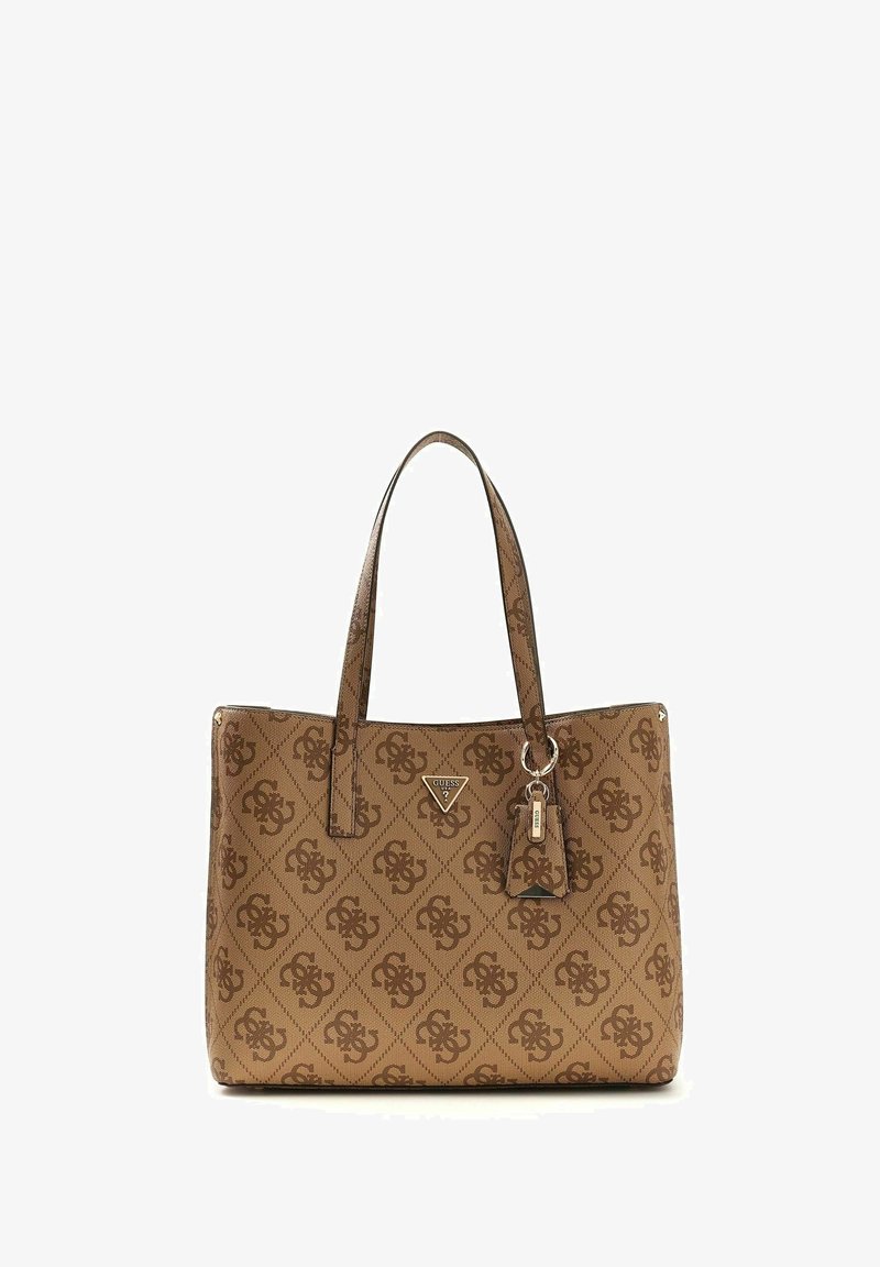 Sac à main marron Guess avec motif logo sur toute la surface, deux bretelles d'épaule, et un porte-clés suspendu avec des accents métalliques.