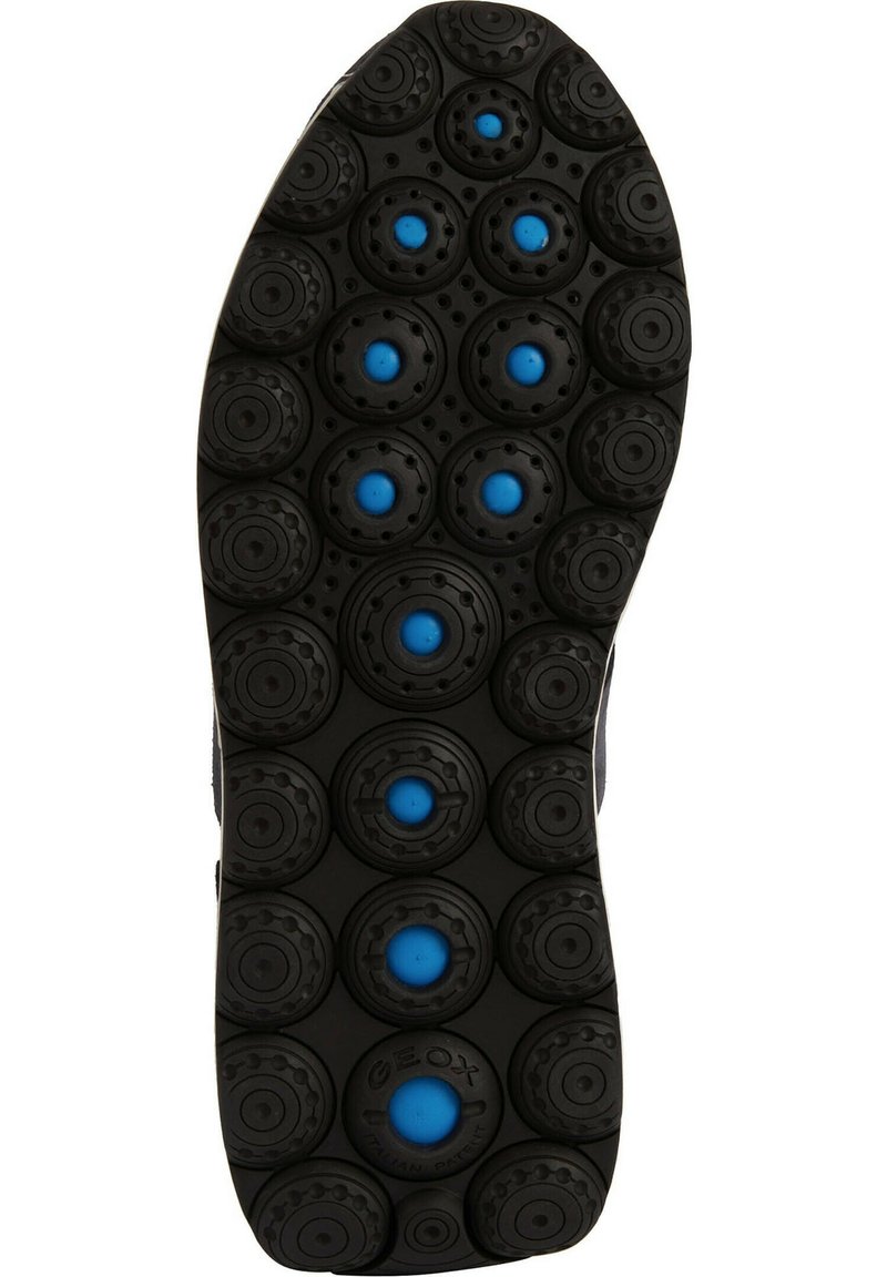Suola nera delle scarpe con motivi di battistrada circolari e accenti blu. Superficie testurizzata con elementi rotondi in rilievo per aderenza e supporto.