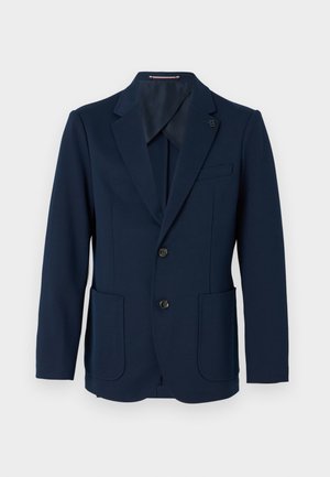 Blazer de hombre azul marino con dos bolsillos frontales, dos botones negros, solapa de muesca y un pequeño pin cuadrado en la solapa izquierda.