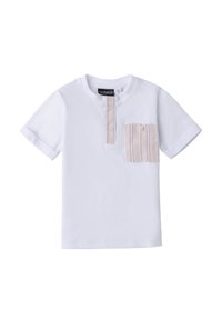 Camiseta blanca de manga corta con escote redondo, presenta un pequeño bolsillo de rayas claras en el lado izquierdo y una tapeta de botones parcial.