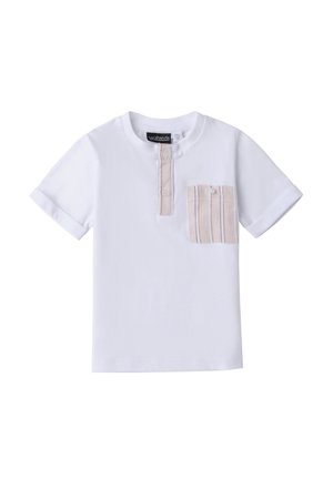 T-shirt blanc à manches courtes avec un col rond, doté d'une poche à rabat rayée claire sur le côté gauche et d'une patte de boutonnage partielle.