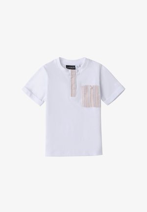 T-shirt bianco a maniche corte con scollatura rotonda, presenta una leggera tasca a righe sul lato sinistro e una patta con bottoni parziale.