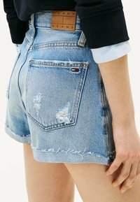 Tommy Jeans RAW HEM - Denim shorts - denim light