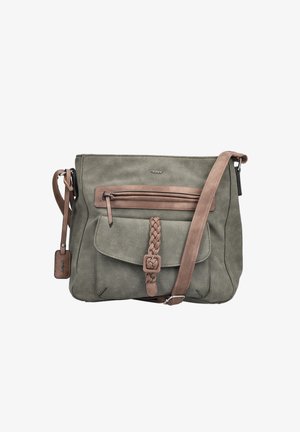 Bolsa de lona verde con acentos de ante marrón, detalle trenzado en la solapa frontal, correa ajustable y bolsillo con cremallera. Logotipo metálico en la parte frontal.