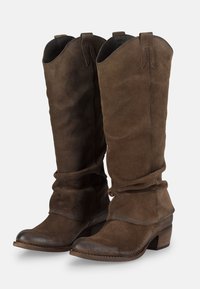 Stivali da cowboy in suede marrone con design morbido, punta arrotondata e tacco basso in stile impilato. Piccole linguette nella parte superiore ne migliorano l'accessibilità.