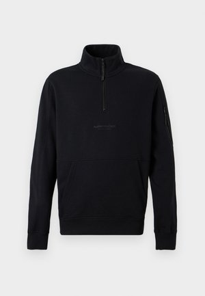 Sweat-shirt noir à fermeture éclair quart de zip avec col montant, manches longues, poche avant kangourou et poche zippée sur le bras gauche.
