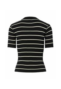 Crni i bijeli prugasti top kratkih rukava s rebrastim uzorkom, uskog kroja i širokog izreza, ističući teksturiranu tkaninu.