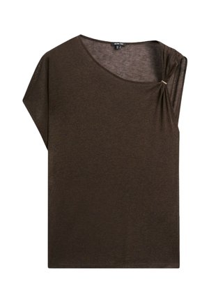 Top marron à manches courtes avec un décolleté asymétrique rassemblé et fixé sur une épaule avec une petite agrafe métallique.