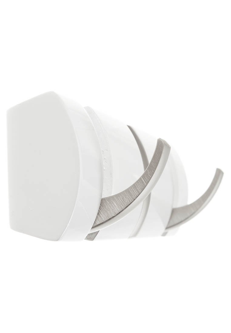 Biały uchwyt na ścianę z trzema zakrzywionymi hakami ze stali nierdzewnej. Gładki, zaokrąglony kształt z błyszczącym wykończeniem i subtelnymi teksturowanymi akcentami.