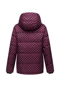 Puffjacka i rosa och svart hundtandsmönster, har en åtsittande huva, quiltat mönster och elastiska ärmar för värme och komfort.