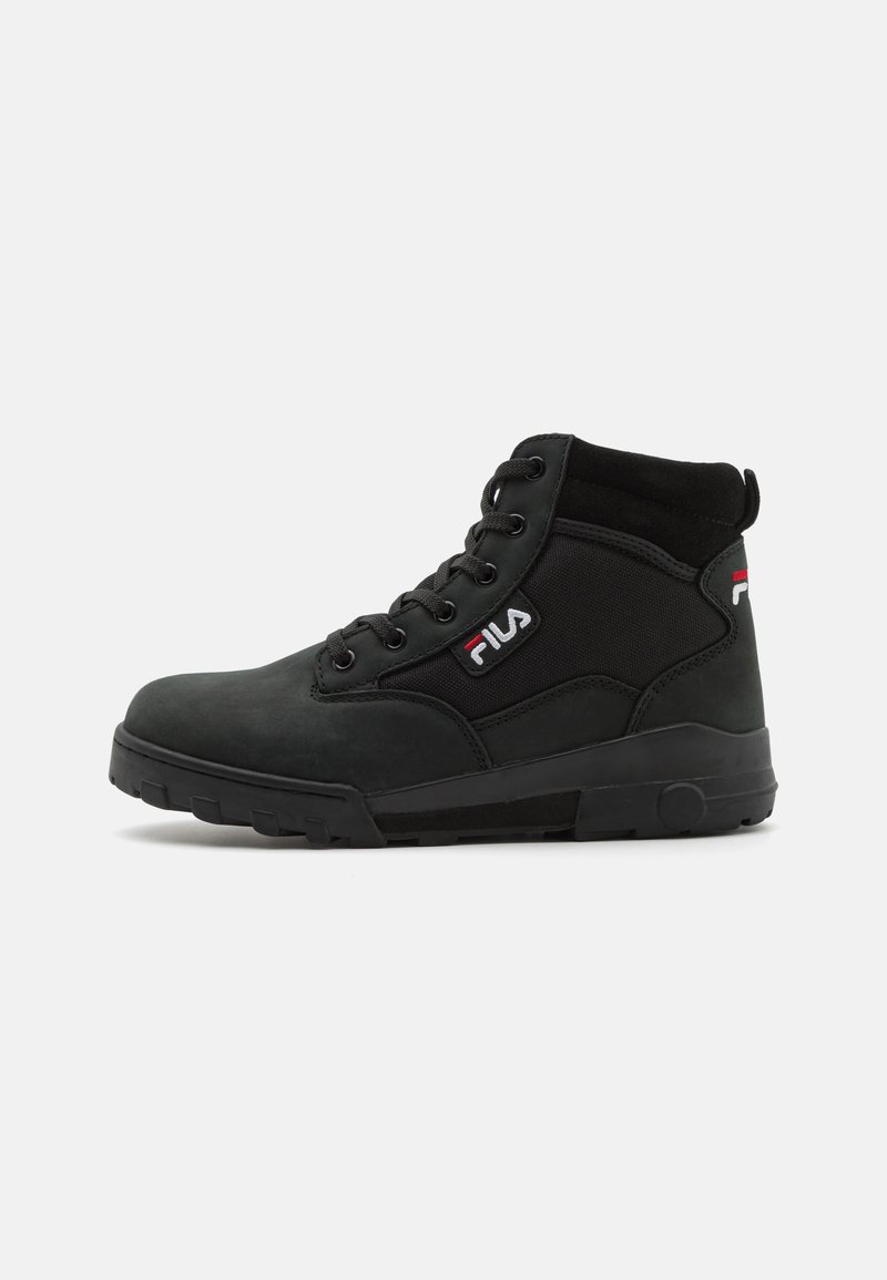 Chaussures montantes noires en combinaison de daim et de mesh, avec une forme à bout rond, une semelle en caoutchouc épaisse et des accents du logo Fila en rouge et blanc.