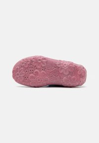 Gummisulor i rosa, texturerade med blommönster. Inkluderar ventilationshål och ordet "Superfit" präglat på sidan.