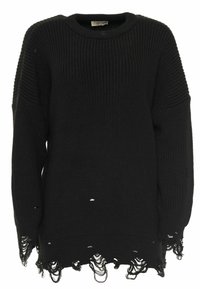 Pull en maille noir oversize avec des trous usés et un ourlet et des poignets effilochés, doté d'un col rond et d'une texture côtelée.