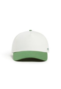 Baseballcaps med hvid top og grøn skygge. Funktioner inkluderer et broderet design og et grønt logo på siden.