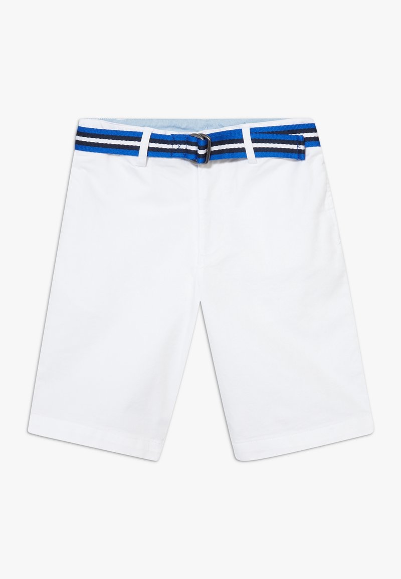 Shorts blancs longueur genou avec ceinture en tissu rayé bleu et noir passée dans les passants, présentés à plat sur fond blanc.