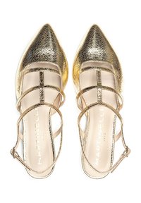 Zapatos metálicos dorados de punta afilada con un diseño de tiras y correas en el tobillo, y plantillas acolchadas. Textura suave con un ligero brillo.