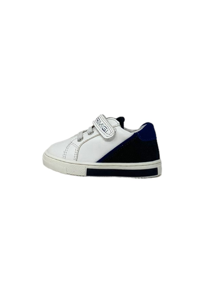 Sneaker bianca con accenti neri e blu, dotata di una fascia in velcro e chiusura a lacci, suola in gomma testurizzata e parte superiore in materiale sintetico liscio.