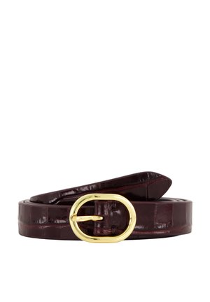 Ceinture en cuir marron foncé avec une texture crocodile et une boucle ovale dorée brillante, enroulée sur un fond blanc.