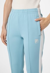 Fila APPAREL COMO REGULAR TAPED TRACK - Verryttelyhousut - tourmaline