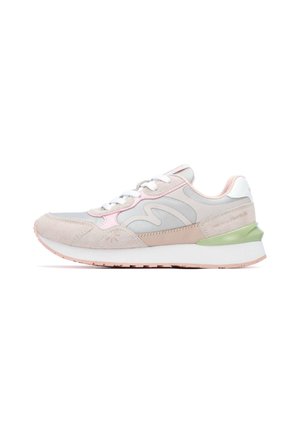 Zapatilla deportiva que combina malla gris y ante beige, con acentos rosa, cordones blancos y contrafuerte en verde claro. Suela acolchada.