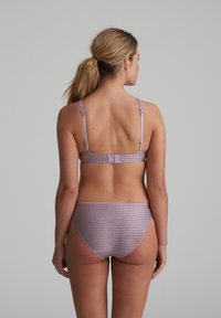 Set di bikini lilla con un motivo a griglia testurizzato. Il bralette presenta dettagli floreali sugli spallacci, abbinato a un bikini con vita bassa.