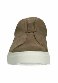 Chaussure à enfiler en daim marron avec un bout arrondi, dotée d'une semelle en caoutchouc blanc et d'une texture lisse. Remarquable pour ses détails de design minimalistes.
