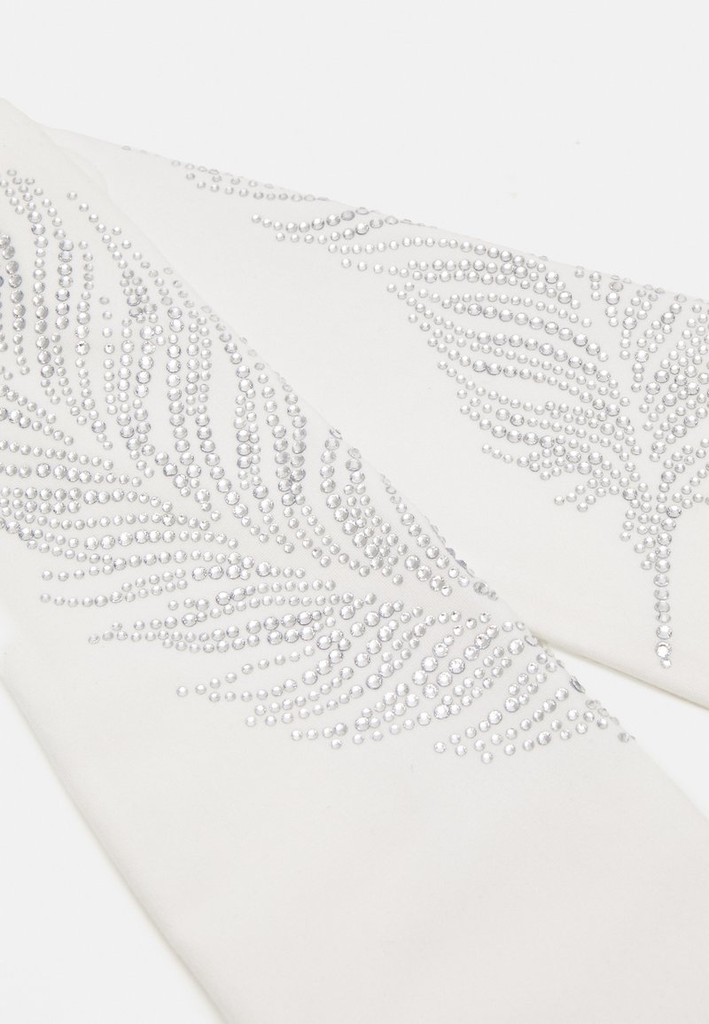 Witte stof met een sprankelend rhinestone-ontwerp, dat doet denken aan elegante bladeren, met verschillende groottes van heldere edelstenen die ingebed zijn.
