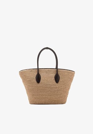 Gevlochten stro draagtasje met een brede, licht uitlopende vorm en twee donkerbruine leren handvatten bevestigd aan de bovenkant.