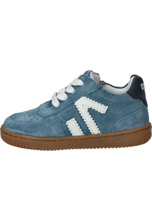 Blauwe suède sneaker met witte veters, witte zigzag zijkantdecoratie, bruine rubberen zool en zwarte hielband met witte tekst.