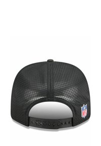 Schwarze Mesh-Snapback-Cap mit verstellbarem Riemen, New Orleans Saints-Text auf dem Riemen und NFL-Logo an der Seite.