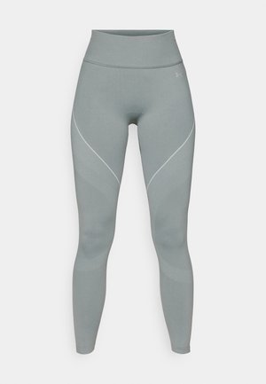 Svetlo sive pajkice z visokim pasom, elegantno zasnovo, teksturiranimi poudarki in diagonalnimi črtami po nogah.