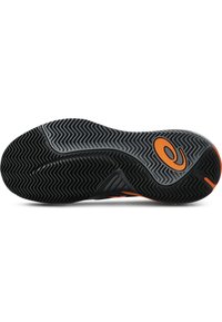 Musta urheilushoe, jossa on sakaratalla oleva kuvio, oranssit yksityiskohdat ja sileä, teksturoitu pohja, jossa on kaareva muoto.