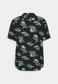 Krátký rukáv košile z lehké černé látky, s květinovým vzorem v tyrkysové, bílé a červené barvě. Klasický límec a uvolněný střih.