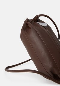Marimekko PIKKU KARLA UNISEX - Skulderveske - dark brown