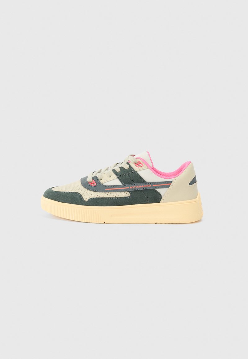 Baskets au design beige, vert et rose, avec une tige texturée, des lacets et une semelle épaisse jaune. Les accents comprennent des détails de logo.