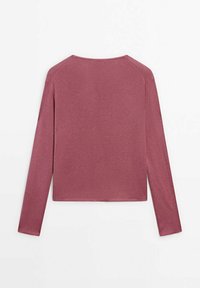 Pull-over à manches longues et col rond en rose poussiéreux, en tissu tricoté texturé. Présente des manches raglan et une taille raccourcie. Design minimaliste.