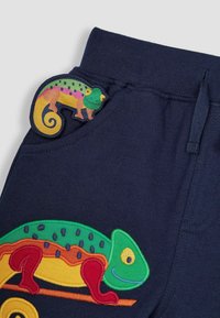 JoJo Maman Bébé APPLIQUE IN POCKET - REGULAR FIT - Teplákové kalhoty - navy blue chameleon