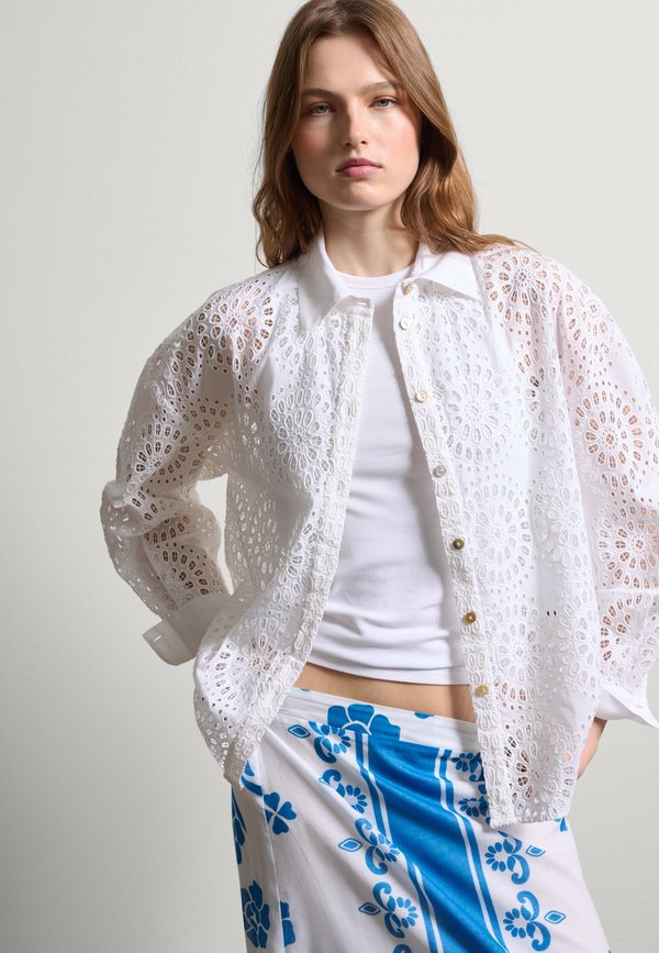 IN BRODERIE ANGLAISE - Hemdbluse