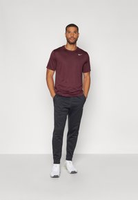 Nike Performance TEE RESET - Camiseta deportiva - burgundy crush/matte silver