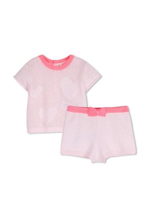 Pull en maille rose à manches courtes avec motifs en forme de cœur et short assorti présentant une ceinture rose et un détail nœud.