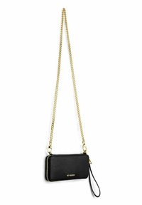 Zwarte leren schoudertas met textuur, uitgerust met een gouden kettingriem en een polsband. Voorzien van een ritsluiting en subtiele branding aan de voorkant.