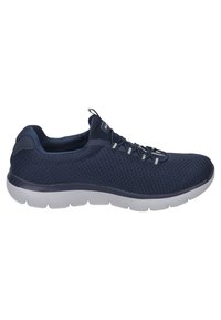 Marineblaue Sportschuhe mit einem Mesh-Obermaterial, weißer Sohle, Schnürdesign und strukturierten Details an der Seite und vorne.