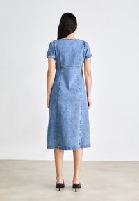 Tommy Jeans SLEEVE DRESS - Džinsa auduma kleita - denim