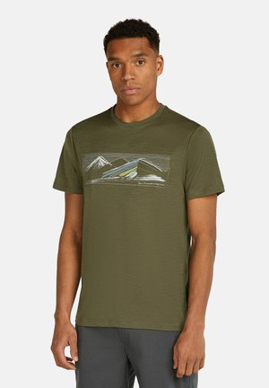 Olivengrøn T-shirt med rund hals, der har et frontgrafik af bjerge i hvide og blå omrids. Blødt, tekstureret stof.