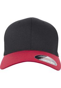Zwarte fitted pet met een rode klep, gemaakt van geweven stof. Heeft een gebogen rand en een sticker op de klep. Eenvoudig, modern design.