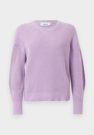 Lavendel strikket genser med lange ermer, ribbede mansjetter og rund hals, vist mot en hvit bakgrunn.