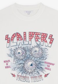 Bílý bavlněný tričko s grafickým designem s červenými, modrými a černými akcenty, lebkami, blesky a textem: "SCALPERS REBEL TOUR."